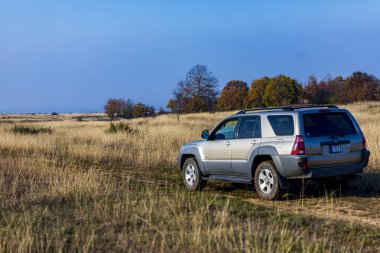Macaristan Dağ Plato 13 Kasım 2020: Sonbaharda çimlerin üzerinde 4x4 'lük bir SUV turu. Macera seyahati. 