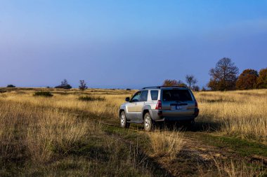Macaristan Dağ Plato 13 Kasım 2020: Sonbaharda çimlerin üzerinde 4x4 'lük bir SUV turu. Macera seyahati. 