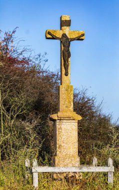 Haç - kutsal emanetler ön planda mavi gökyüzü ile kesişir. 