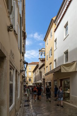 Zadar, Hırvatistan 09: 17 2019: Dar sokaklar ve eski Zadar kasabası halkı. Tarihi binalar ve hediyelik eşya dükkanları.
