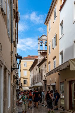 Zadar, Hırvatistan 09: 17 2019: Dar sokaklar ve eski Zadar kasabası halkı. Tarihi binalar ve hediyelik eşya dükkanları.
