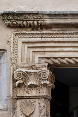 Hırvatistan 'ın Zadar kenti; 07 / 17 / 2019: Hırvatistan' ın Zadar kentinin en ünlü kapısı olan Terraferma Kapısı ve eski kentteki duvar tahkimatı. 