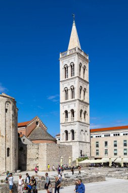 Zadar, Hırvatistan - 14 Eylül 2019: Zadar 'daki Halk Meydanı ortaçağ döneminde şehir yönetiminin merkezi olan Plato Magna (büyük kare) olarak kurulmuştur.