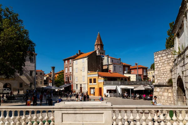 Zadar Croácia 2019 Ruas Estreitas Pessoas Cidade Velha Zadar Prédios — Fotografia de Stock