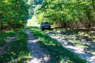 Macaristan Matra dağ sırası 6 Eylül 2020: Farklı dört teker çekişli araçlar orman yolunda off-road gezisinde. 