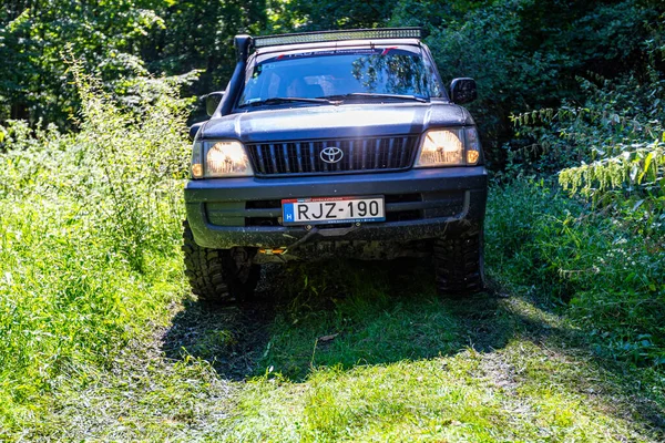 ハンガリーマトラ山脈2020年9月6日 4輪駆動車が森林軌道上でオフロード旅行中 — ストック写真