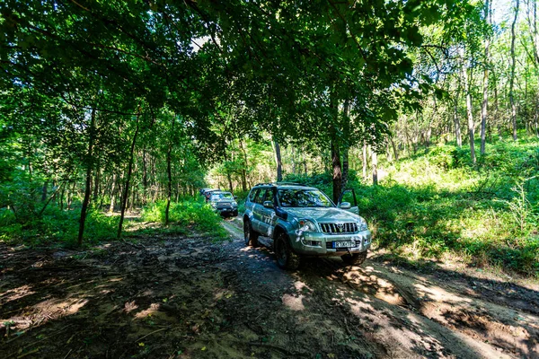 ハンガリーマトラ山脈2020年9月6日 4輪駆動車が森林軌道上でオフロード旅行中 — ストック写真