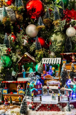 Noel ağacı süslemelerine yakın çekim. Tatil arkaplanı.
