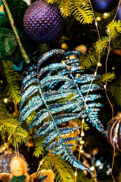 用圣诞树装饰的衣服 假日背景 — 图库照片