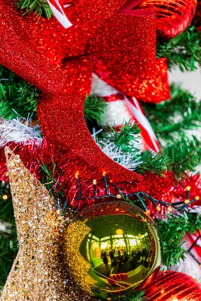 用圣诞树装饰的衣服 假日背景 — 图库照片