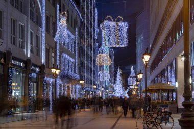 Budapeşte, Macaristan - 15 Aralık 2019: Turistler Budapeşte 'nin aşağısındaki Noel ruhu ve ışık gösterisinin tadını çıkarıyorlar. Bu geleneksel Noel fuarı her yıl bir milyondan fazla ziyaretçiyi çekiyor..