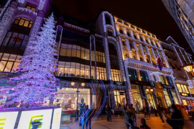 Budapeşte, Macaristan - 15 Aralık 2019: Turistler Budapeşte 'nin aşağısındaki Noel ruhu ve ışık gösterisinin tadını çıkarıyorlar. Bu geleneksel Noel fuarı her yıl bir milyondan fazla ziyaretçiyi çekiyor..