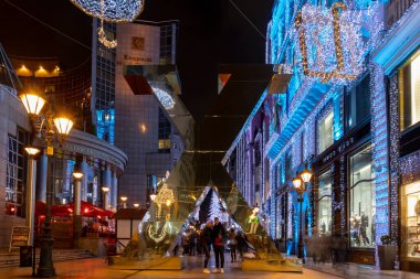 Budapeşte, Macaristan - 15 Aralık 2019: Turistler Budapeşte 'nin aşağısındaki Noel ruhu ve ışık gösterisinin tadını çıkarıyorlar. Bu geleneksel Noel fuarı her yıl bir milyondan fazla ziyaretçiyi çekiyor..