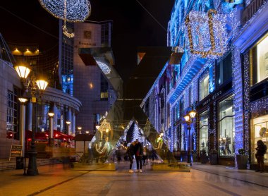 Budapeşte, Macaristan - 15 Aralık 2019: Turistler Budapeşte 'nin aşağısındaki Noel ruhu ve ışık gösterisinin tadını çıkarıyorlar. Bu geleneksel Noel fuarı her yıl bir milyondan fazla ziyaretçiyi çekiyor..