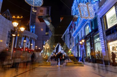Budapeşte, Macaristan - 15 Aralık 2019: Turistler Budapeşte 'nin aşağısındaki Noel ruhu ve ışık gösterisinin tadını çıkarıyorlar. Bu geleneksel Noel fuarı her yıl bir milyondan fazla ziyaretçiyi çekiyor..