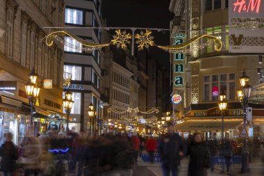Budapeşte, Macaristan - 15 Aralık 2019: Turistler Budapeşte 'nin aşağısındaki Noel ruhu ve ışık gösterisinin tadını çıkarıyorlar. Bu geleneksel Noel fuarı her yıl bir milyondan fazla ziyaretçiyi çekiyor..