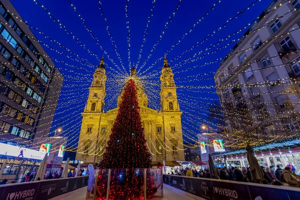 Budapeste Hungria Dezembro 2019 Turistas Desfrutam Das Luzes Natal Basílica — Fotografia de Stock