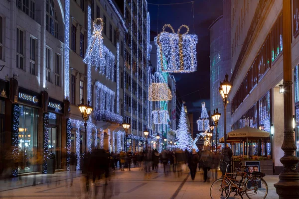 Budapeste Hungria Dezembro 2019 Turistas Apreciam Espírito Natalício Espectáculo Luzes — Fotografia de Stock