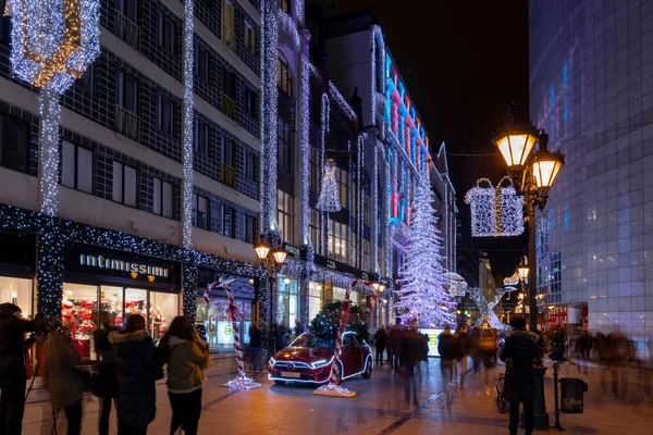 Budapest Hungary Dec 2019 Tourrists Enjoy Christmas Spirit Light Show — стоковое фото
