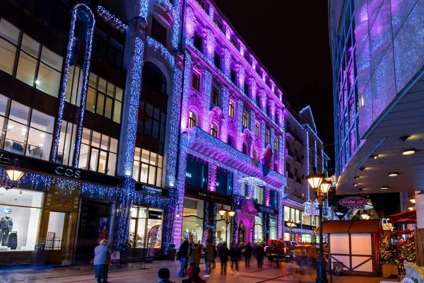 Budapest Hungary Dec 2019 Tourrists Enjoy Christmas Spirit Light Show — стоковое фото