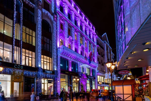 Budapest Hungary Dec 2019 Tourrists Enjoy Christmas Spirit Light Show — стоковое фото