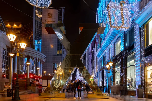 Budapeste Hungria Dezembro 2019 Turistas Apreciam Espírito Natalício Espectáculo Luzes — Fotografia de Stock