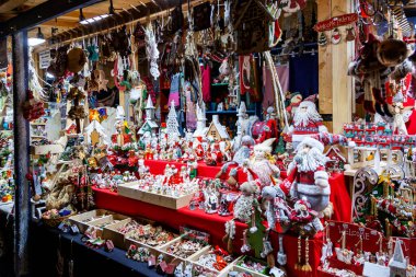 Budapeşte Macaristan - 10 Aralık 2019: Macaristan 'ın başkenti Budapeşte' deki Aziz Steven Bazilikası 'nda yerel halk Noel ışıklarının tadını çıkarıyor. Geleneksel Noel fuarı her yıl yaklaşık 1 milyon ziyaretçiyi çekiyor..