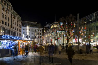 Budapeşte Macaristan 24 Aralık 2019: Turistler Budapeşte 'nin aşağısındaki Noel ruhu ve ışık gösterisinin tadını çıkarıyorlar. Bu geleneksel Noel fuarı her yıl bir milyondan fazla ziyaretçiyi çekiyor..