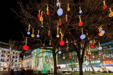 Budapeşte Macaristan 24 Aralık 2019: Turistler Budapeşte 'nin aşağısındaki Noel ruhu ve ışık gösterisinin tadını çıkarıyorlar. Bu geleneksel Noel fuarı her yıl bir milyondan fazla ziyaretçiyi çekiyor..