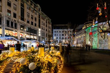 Budapeşte Macaristan 24 Aralık 2019: Turistler Budapeşte 'nin aşağısındaki Noel ruhu ve ışık gösterisinin tadını çıkarıyorlar. Bu geleneksel Noel fuarı her yıl bir milyondan fazla ziyaretçiyi çekiyor..