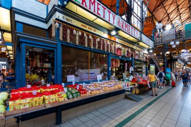 BuDAPest, HUNGARY - Nisan, 23. 2019: İnsanlar 23 Nisan 2019 'da Budapeşte, Macaristan' da Büyük Pazar Salonu 'nda alışveriş yapıyorlar. Great Market Hall, Budapeşte 'de 1896' da inşa edilen en büyük kapalı market.. 