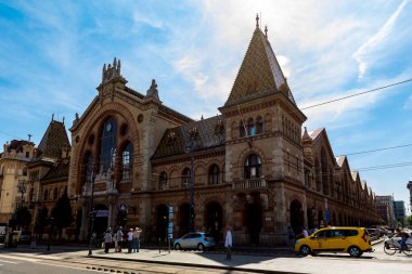Budapeşte Macaristan - 24 Mayıs 2018: Büyük Pazar Salonu. Great Market Hall, Budapeşte 'nin en büyük kapalı pazar yeri, 1896' da inşa edildi.. 