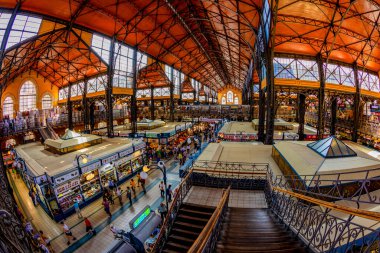 BuDAPest, HUNGARY - Nisan, 23. 2019: İnsanlar 23 Nisan 2019 'da Budapeşte, Macaristan' da Büyük Pazar Salonu 'nda alışveriş yapıyorlar. Great Market Hall, Budapeşte 'de 1896' da inşa edilen en büyük kapalı market.. 
