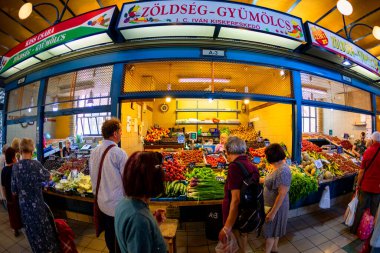 BuDAPest, HUNGARY - Nisan, 23. 2019: İnsanlar 23 Nisan 2019 'da Budapeşte, Macaristan' da Büyük Pazar Salonu 'nda alışveriş yapıyorlar. Great Market Hall, Budapeşte 'de 1896' da inşa edilen en büyük kapalı market.. 