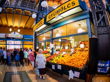 BuDAPest, HUNGARY - Nisan, 23. 2019: İnsanlar 23 Nisan 2019 'da Budapeşte, Macaristan' da Büyük Pazar Salonu 'nda alışveriş yapıyorlar. Great Market Hall, Budapeşte 'de 1896' da inşa edilen en büyük kapalı market.. 