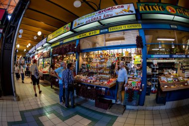 BuDAPest, HUNGARY - Nisan, 23. 2019: İnsanlar 23 Nisan 2019 'da Budapeşte, Macaristan' da Büyük Pazar Salonu 'nda alışveriş yapıyorlar. Great Market Hall, Budapeşte 'de 1896' da inşa edilen en büyük kapalı market.. 