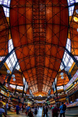 Budapeşte Macaristan - 24 Mayıs 2018: Büyük Pazar Salonu 'nun içi. Great Market Hall, Budapeşte 'nin en büyük kapalı pazar yeri, 1896' da inşa edildi.. 