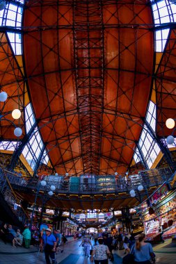 Budapeşte Macaristan - 24 Mayıs 2018: Büyük Pazar Salonu 'nun içi. Great Market Hall, Budapeşte 'nin en büyük kapalı pazar yeri, 1896' da inşa edildi.. 