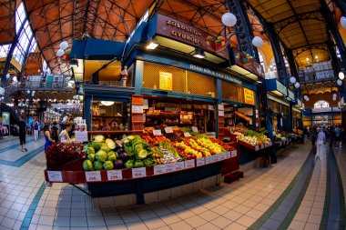BuDAPest, HUNGARY - Nisan, 23. 2019: İnsanlar 23 Nisan 2019 'da Budapeşte, Macaristan' da Büyük Pazar Salonu 'nda alışveriş yapıyorlar. Great Market Hall, Budapeşte 'de 1896' da inşa edilen en büyük kapalı market.. 
