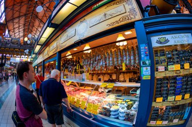 BuDAPest, HUNGARY - Nisan, 23. 2019: İnsanlar 23 Nisan 2019 'da Budapeşte, Macaristan' da Büyük Pazar Salonu 'nda alışveriş yapıyorlar. Great Market Hall, Budapeşte 'de 1896' da inşa edilen en büyük kapalı market.. 