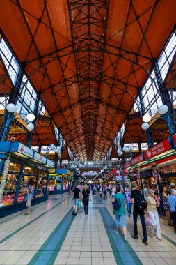 BuDAPest, HUNGARY - Nisan, 23. 2019: İnsanlar 23 Nisan 2019 'da Budapeşte, Macaristan' da Büyük Pazar Salonu 'nda alışveriş yapıyorlar. Great Market Hall, Budapeşte 'de 1896' da inşa edilen en büyük kapalı market.. 