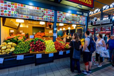 BuDAPest, HUNGARY - Nisan, 23. 2019: İnsanlar 23 Nisan 2019 'da Budapeşte, Macaristan' da Büyük Pazar Salonu 'nda alışveriş yapıyorlar. Great Market Hall, Budapeşte 'de 1896' da inşa edilen en büyük kapalı market.. 