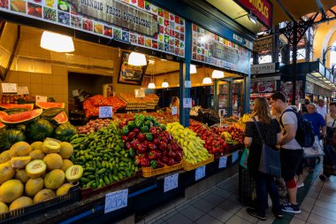BuDAPest, HUNGARY - Nisan, 23. 2019: İnsanlar 23 Nisan 2019 'da Budapeşte, Macaristan' da Büyük Pazar Salonu 'nda alışveriş yapıyorlar. Great Market Hall, Budapeşte 'de 1896' da inşa edilen en büyük kapalı market.. 