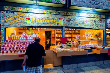 BuDAPest, HUNGARY - Nisan, 23. 2019: İnsanlar 23 Nisan 2019 'da Budapeşte, Macaristan' da Büyük Pazar Salonu 'nda alışveriş yapıyorlar. Great Market Hall, Budapeşte 'de 1896' da inşa edilen en büyük kapalı market.. 