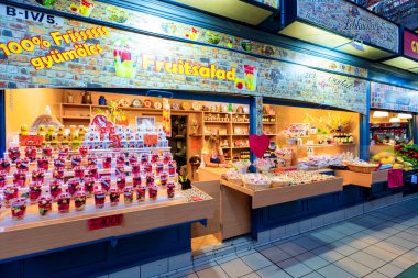 BuDAPest, HUNGARY - Nisan, 23. 2019: İnsanlar 23 Nisan 2019 'da Budapeşte, Macaristan' da Büyük Pazar Salonu 'nda alışveriş yapıyorlar. Great Market Hall, Budapeşte 'de 1896' da inşa edilen en büyük kapalı market.. 