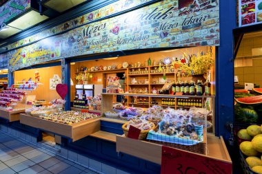 BuDAPest, HUNGARY - Nisan, 23. 2019: İnsanlar 23 Nisan 2019 'da Budapeşte, Macaristan' da Büyük Pazar Salonu 'nda alışveriş yapıyorlar. Great Market Hall, Budapeşte 'de 1896' da inşa edilen en büyük kapalı market.. 