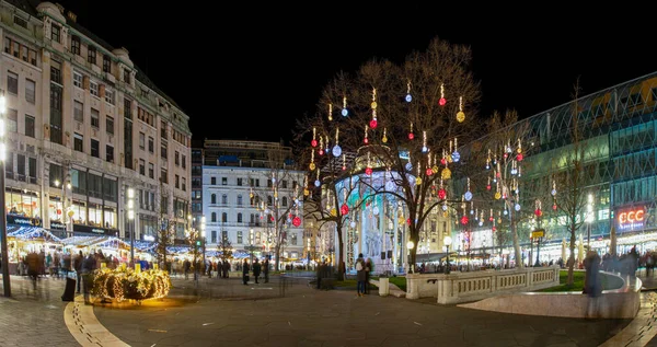 Budapest Hungría Diciembre 2019 Los Turistas Disfrutan Del Espíritu Navideño — Foto de Stock