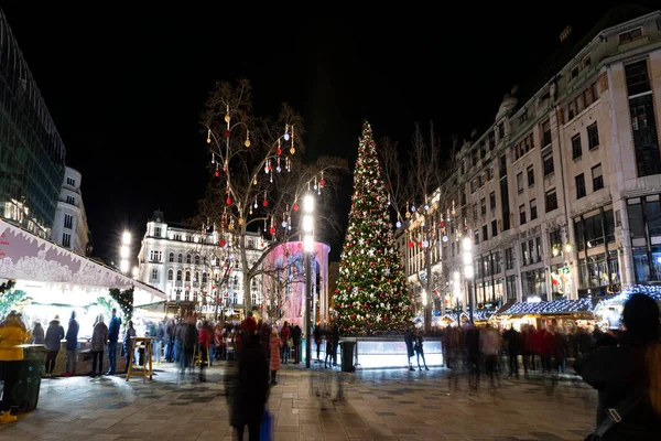 Boedapest Hongarije December 2019 Toeristen Genieten Van Kerstsfeer Lichtshow Het — Stockfoto