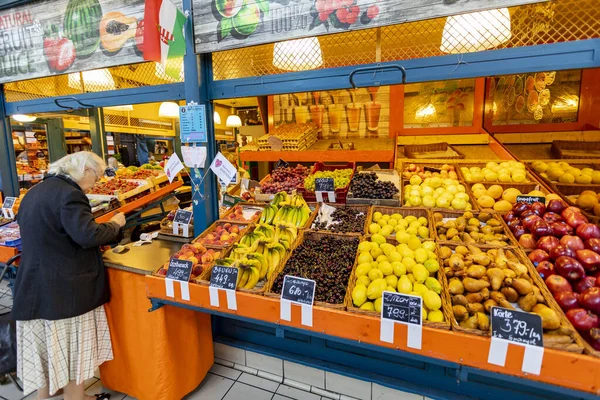 Budapest Węgry Kwiecień 2019 Ludzie Kupujący Great Market Hall Kwietnia — Zdjęcie stockowe