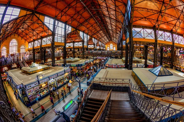 Budapest Hungary エイプリル 2019年4月23日 ハンガリーのブダペストで人々のショッピング 大市場ホールはブダペスト最大の屋内市場で 1896年に建てられました — ストック写真